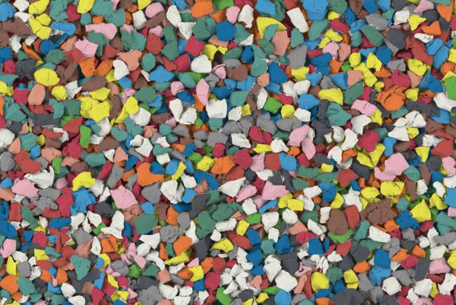 Рабочий производит сварку металлоконструкций на заводе металлоконструкций